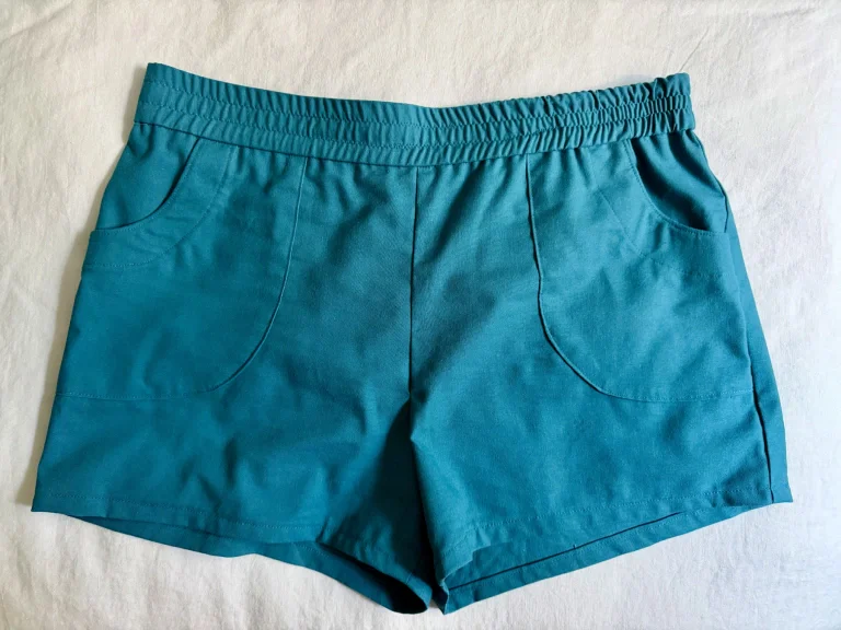 The shorts have an elastic so-called 'paper bag' waistband