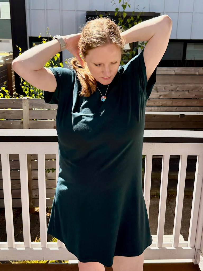 Me messing with my hair, with my arms up. Here you can notice that the seam lines are pretty clean, including in the armpit area.